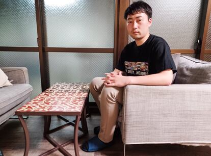 Rikuto Fukuda, de 25 años, en una sala común de la residencia en la que vive, en Kioto.
