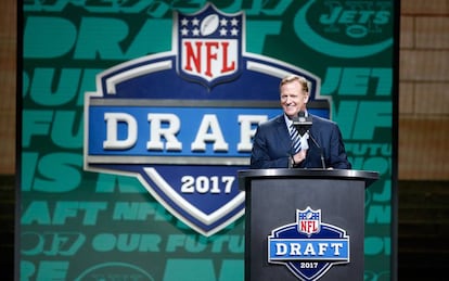 El comisionado de la NFL, Roger Goodell, durante la presentación del Draft 20177