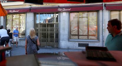 La fachada del Café Comercial, tras su cierre en julio de 2015.