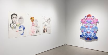 Los dibujos y la videoescultura de pared de Oursler en la Galería MPA. 