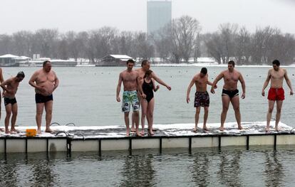 Las temperaturas invernales, de varios grados bajo cero, no impidieron a los creyentes zambullirse tres veces, como manda el ritual, en aguas heladas bendecidas por los sacerdotes. En la imagen, un grupo de creyentes ortodoxos participan en una carrera de natación durante la celebración de la Epifanía.