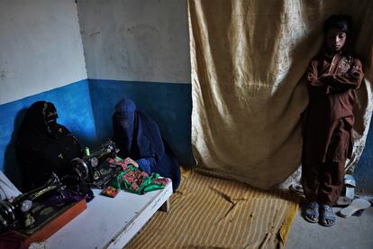 Taller textil en el que un grupo de mujeres, muchas de ellas viudas, aprenden a coser y ganan un salario de unos 20 euros al mes en un pueblo a las afueras de la ciudad de Kandahar, en el sureste de Afganistá, el 12 de agosto. Muchas se quejan de que los talibanes no las dejan trabajar de cara al público, por eso, la responsable de este negocio tuvo que cerrar su comercio en el zoco y trasladar la actividad a este sótano alquilado.