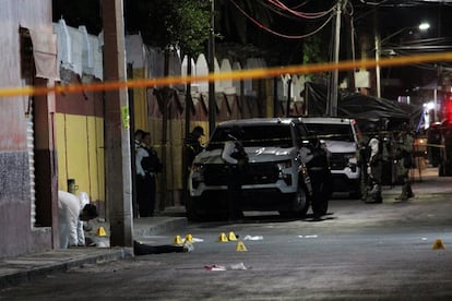 Peritos trabajan en el sitio del homicidio, en San Miguel Octopan (Estado de Guanajuato), el 1 de abril.