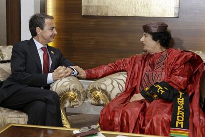 El presidente español, José Luis Rodríguez Zapatero, con el líder libio, Muamar el Gadafi, en noviembre pasado en Trípoli