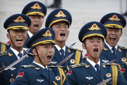 Los miembros de la guardia de honor china gritan durante una ceremonia de bienvenida para el primer ministro de Singapur, Lee Hsien Loong, en el Gran Salón del Pueblo de Pekín (China).