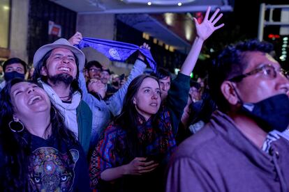 Los festejos fuera del hotel Tequendama, en Bogotá, la noche del triunfo del Pacto Histórico en la primera vuelta de las elecciones presidenciales en Colombia.