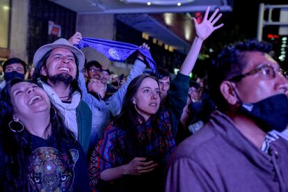 Los festejos fuera del hotel Tequendama, en Bogotá, la noche del triunfo del Pacto Histórico en la primera vuelta de las elecciones presidenciales en Colombia.