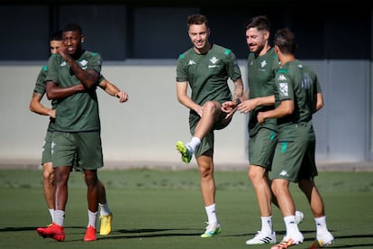 Jugadores del Betis durante el entrenamiento realizado este viernes en la ciudad deportiva en Sevilla.