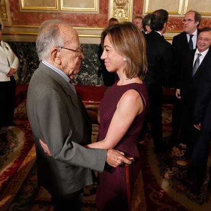 La ministra de Defensa en funciones, Carme Chacón, saluda a Santiago Carrillo durante la ceremonia en el Congreso.