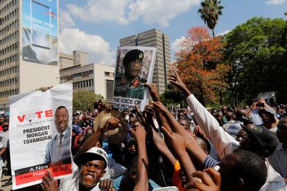 Un grupo de manifestantes protesta cerca del Parlamento en Harare (Zimbabue).
