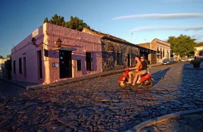 Alrededores de la plaza mayor 25 de mayo en Colonia del Sacramento.