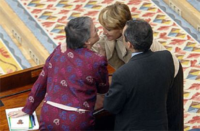 Rafael Simancas y saludan a Esperanza Aguirre durante la sesión de investidura.