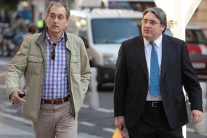 José María Bravo, a la izquierda, en compañía de su abogado, al dirigirse al juicio.