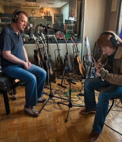 Carwyn, mano derecha de Collins, tocando la guitarra en el estudio.