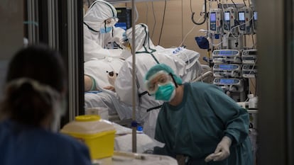 Varios sanitarios atienden a un paciente con la covid-19 en la UCI del Hospital Vall d’Hebron de Barcelona.