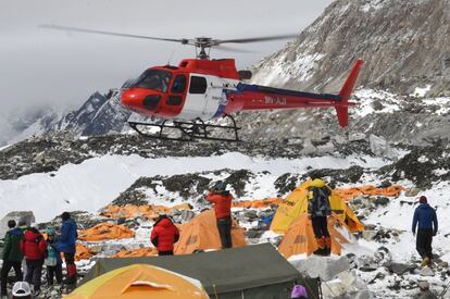 Un helicòpter es prepara per aterrar al camp base i evacuar els ferits.
