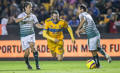 Gignac cae tras un robo de balón de Abella e Izquierdoz.