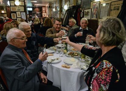 Un grupo de amigos brinda con raki, una bebid alcohólica típica, en Estambul.
