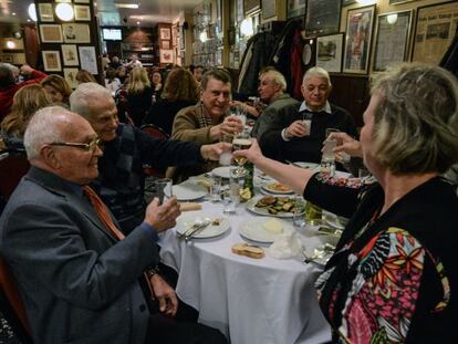 Un grupo de amigos brinda con raki, una bebid alcoh&oacute;lica t&iacute;pica, en Estambul. 