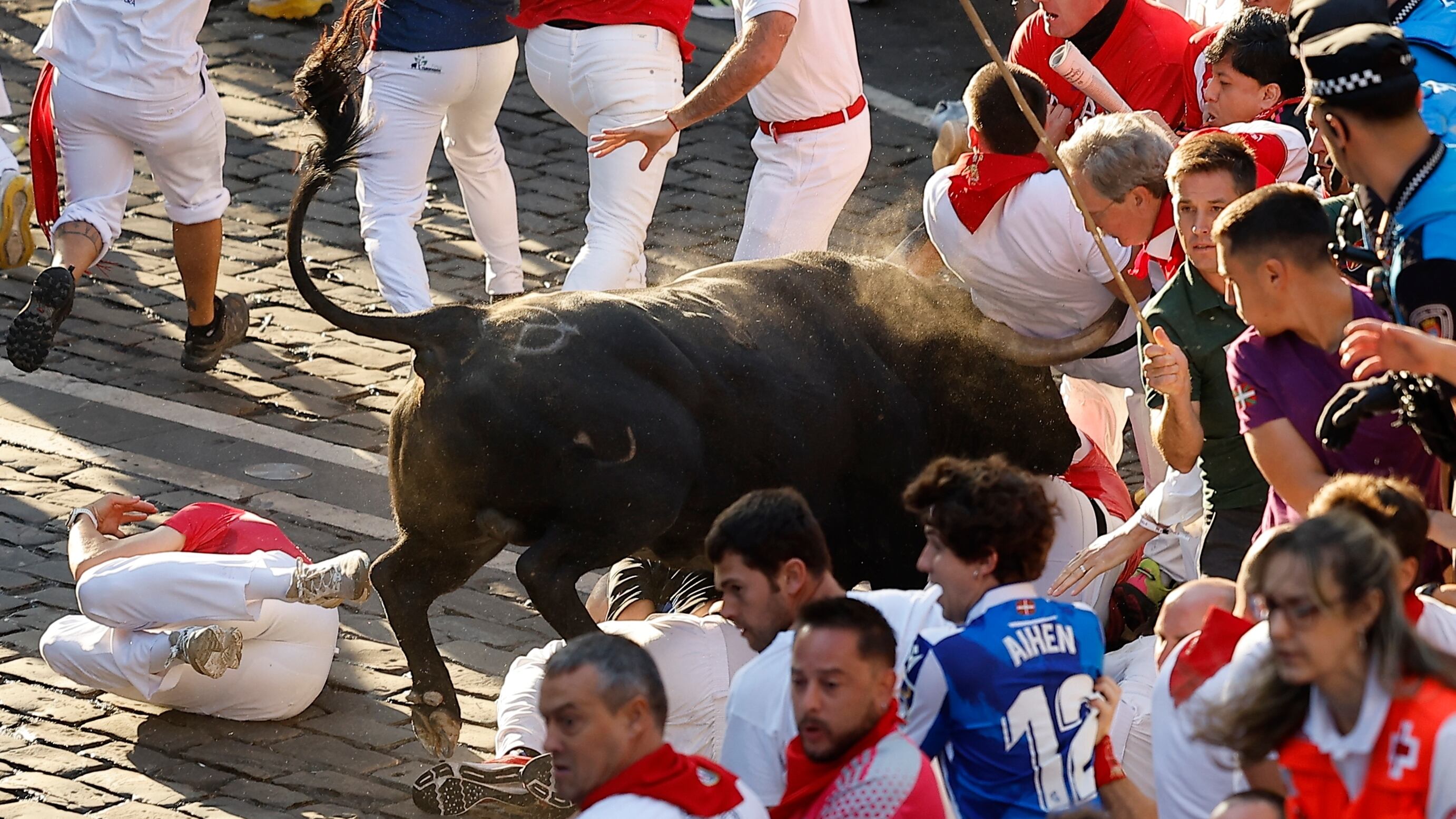 Tres corneados y siete contusionados en el vertiginoso y peligroso octavo y último encierro de los toros de Jandilla