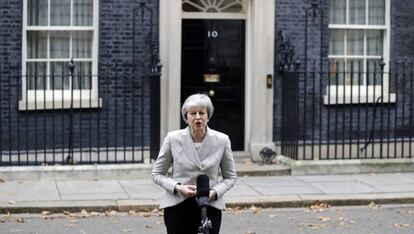 La primera ministra británica, Theresa May, este jueves a las puertas del número 10 de Downing Street.
