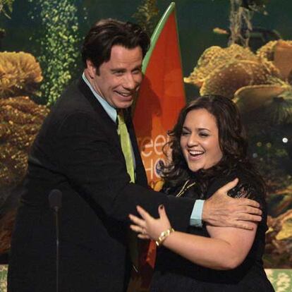 John Travolta recoge el premio para <i>HairSpray</i> como mejor comedia.