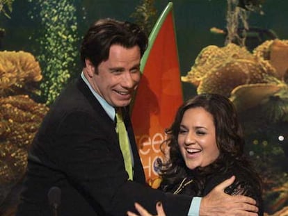 John Travolta recoge el premio para <i>HairSpray</i> como mejor comedia.