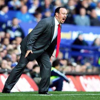 Rafa Benítez da instrucciones ayer durante el partido del Liverpool.