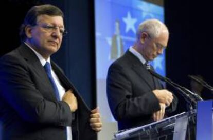 El presidente de la Comisión Europea, José Manuel Barroso (i) y el presidente del Consejo Europeo, Herman van Rompuy, en Bruselas. EFE/Archivo