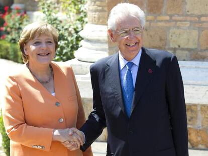 El primer ministro de Italia, Mario Monti y la canciller de Alemania, &Aacute;ngela Merkel.