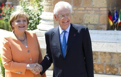 El primer ministro de Italia, Mario Monti y la canciller de Alemania, Ángela Merkel.