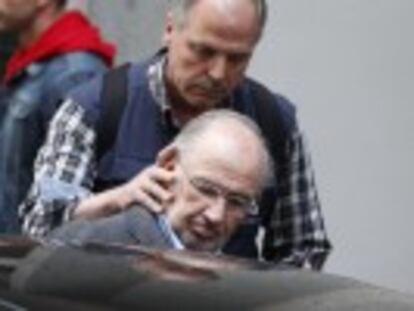 Agents de l Agència Tributària escorcollen el seu domicili després de saber-se que l ex-vicepresident del Govern espanyol es va acollir a l amnistia fiscal aprovada per l Executiu de Mariano Rajoy el 2012