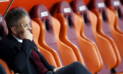 Sinisa Mihajlovic, técnico del Milan, en el banquillo del Estadio Olímpico antes del partido contra la Roma. El empate a uno, de momento, le salva.