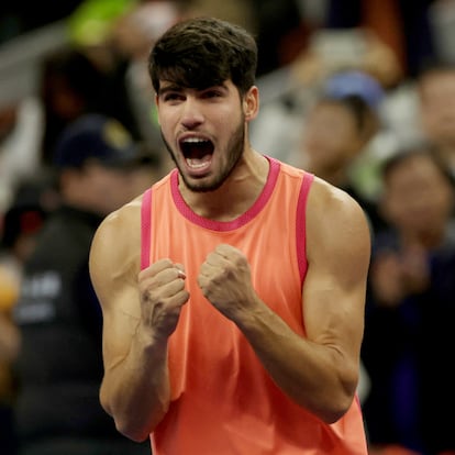 Beijing (China), 02/10/2024.- Carlos Alcaraz of Spain celebrates after winning his Men's Singles Final match against Jannik Sinner of Italy at the China Open tennis tournament in Beijing, China, 02 October 2024. Alcaraz won in three sets. (Tenis, Italia, España) EFE/EPA/ANDRES MARTINEZ CASARES