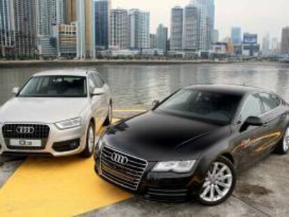 Un vehículo Audi Q3 (izq) y un A7 toman parte en el evento "Audi Driving Experience 2012" en la ciudad de Panamá.