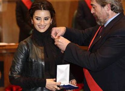 Penélope Cruz junto al alcalde de Zaragoza.