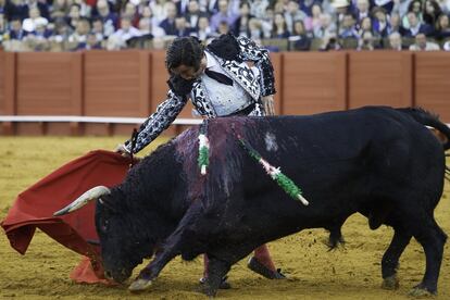 Morante, en su faena con la muleta a uno de sus toros en la plaza sevillana.