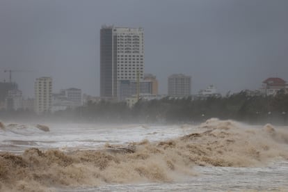Las olas se acercan a la playa de Cua lo, mientras que el tifón 'Kajiki' se acerca a la provincia de Nghe An (Vietnam), este lunes. 