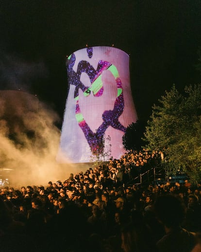 El festival Horst se celebra a 10 kilómetros al norte de Bruselas, en una antigua base militar que ofrece un paisaje distópico con las enormes chimeneas de una planta de gas abandonada de fondo.