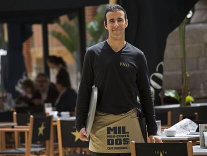 Andrés Bouchih, un joven que ha encontrado trabajo en Barcelona como camarero, y que fue contratado en abril