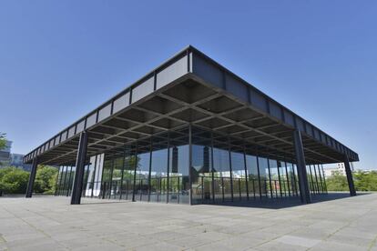 La Neue Nationalgalerie (1968), de Mies van der Rohe, una destilacoión pura del pensamiento arquitectónico miesino: un plano horizontal sobre un podio horizontal y una laja horizontal de espacio fluyendo libremente entre ambos. |