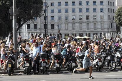 Gente corriendo poco después del atentado yihadista ocurrido en La Rambla de Barcelona, el 17 de agosto de 2017.