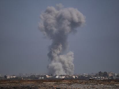Una cámara de AP capta el humo surgido de un ataque israelí en la franja de Gaza este martes.