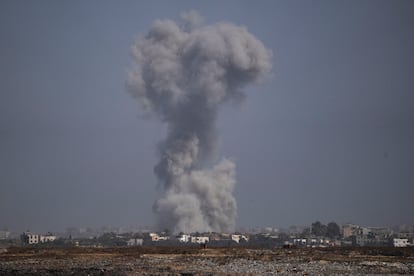 Una cámara de AP capta el humo surgido de un ataque israelí en la franja de Gaza este martes.