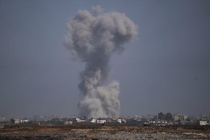 Una cámara de AP capta el humo surgido de un ataque israelí en la franja de Gaza este martes.