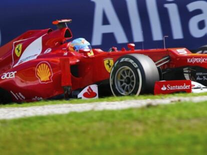 Fernando Alonso rueda sobre el circuito de Monza.