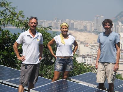 Una decena de familias de la favela carioca de Babylonia, desde cuya cima se divisa la playa de Copacabana, quieren instalar paneles solares y avanzar en la generación distribuida de energía.