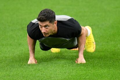 Lewandowski durante el último entrenamiento del Barcelona, este lunes en San Siro.