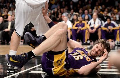 Gasol se lamenta tras lesionarse ante los Nets. 