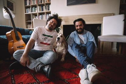 Sebastián y Santiago Hernández, hermanos y fundadores de Zuaraz, junto a su perro, Orwell.